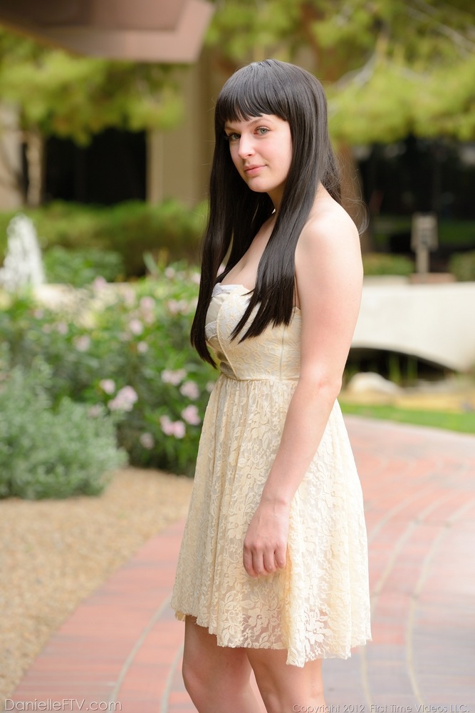 Danielle Masturbates In Courtyard - Pic #5