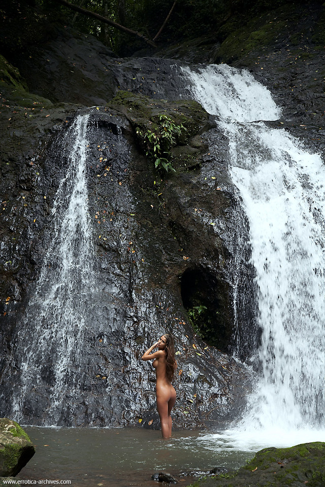 Beautiful Lady Under The Waterfall - Pic #4
