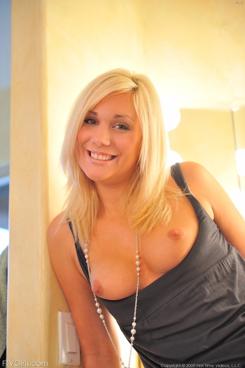 Sexy Blonde Having A Pussy Job - Pic #7