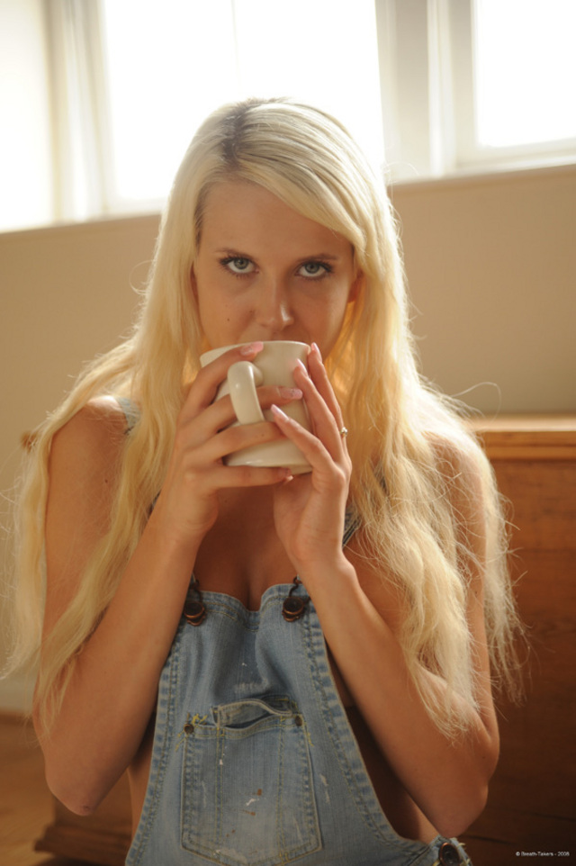 Hot Busty Babe In Sexy Jeans - Pic #16