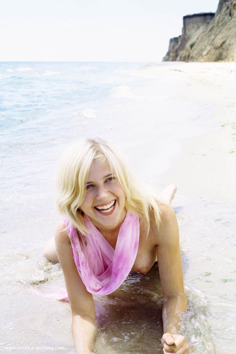 Digging In The Dirt Beach Teen - Pic #3