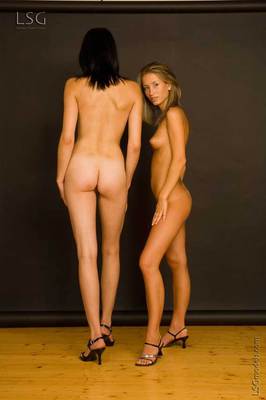 Sexy Babes In Bed - Pic #03