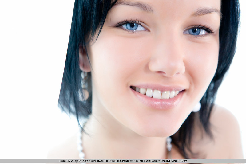 Loreen spreading her sweet pussy - Pic #14