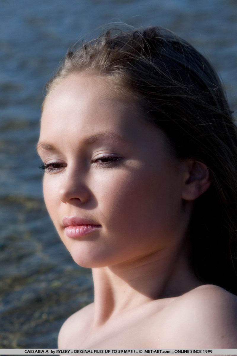 Fine crispy teen girl opens up her virgin body - Pic #8