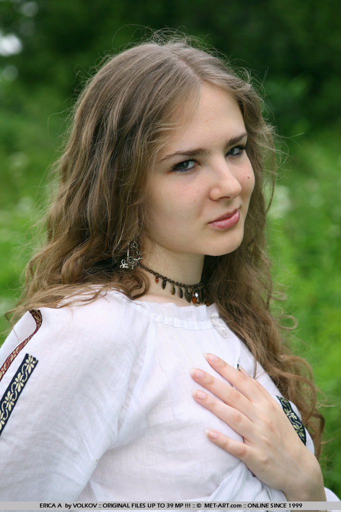 Erika Naked In The Tall Grass - Pic #4