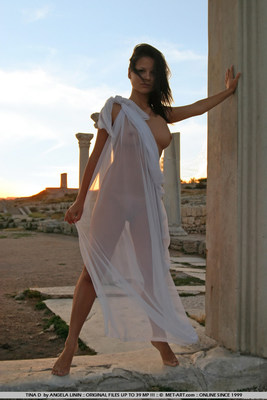 Sexy Brunette In The Sunset - Pic #00