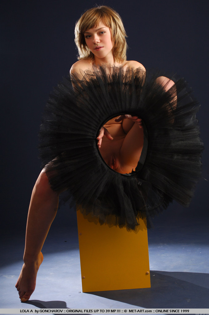 Blonde And Busty Lola - Pic #17