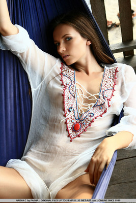 Irresistable Slender Babe Shows Her Body - Pic #10