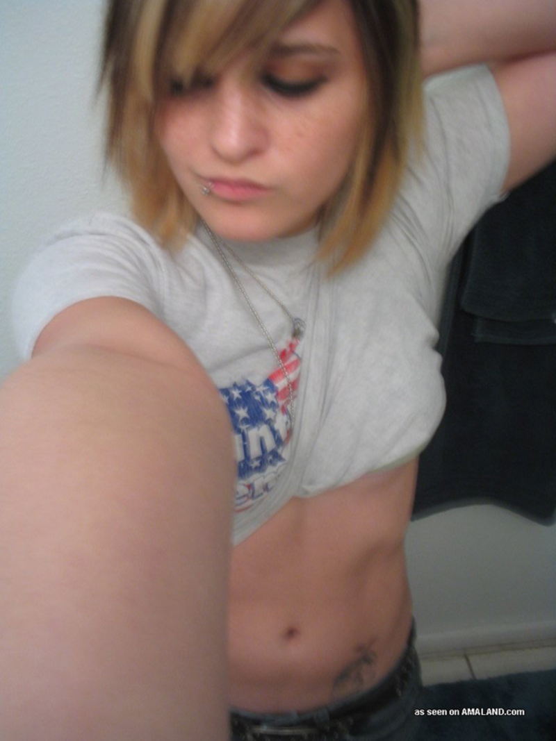 Emo GF in the bath tub - Pic #13