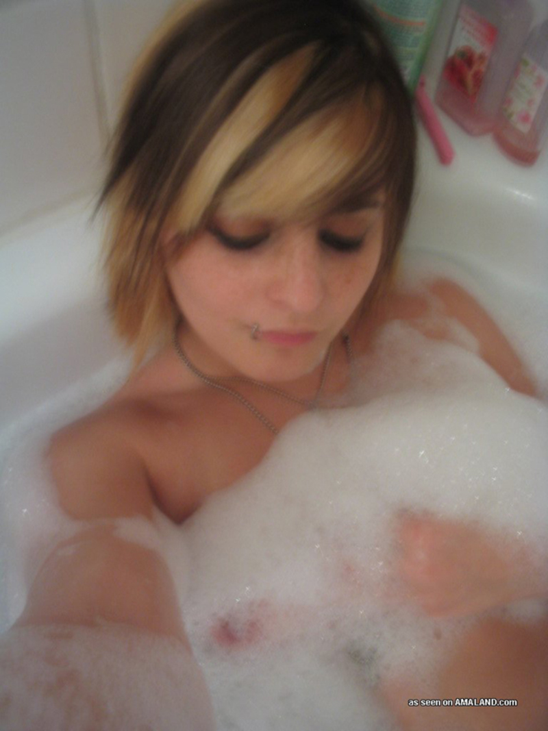 Emo GF in the bath tub - Pic #4