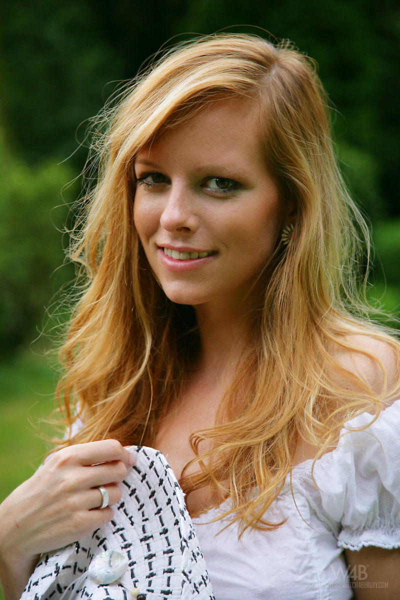 Watch 4 Beauty Model Carmen Kees - Garden - Pic #13