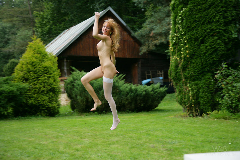 Watch 4 Beauty Model Carmen Kees - Garden - Pic #9