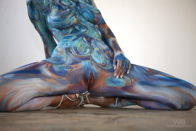 Body painted girl in abandoned room - Pic #0