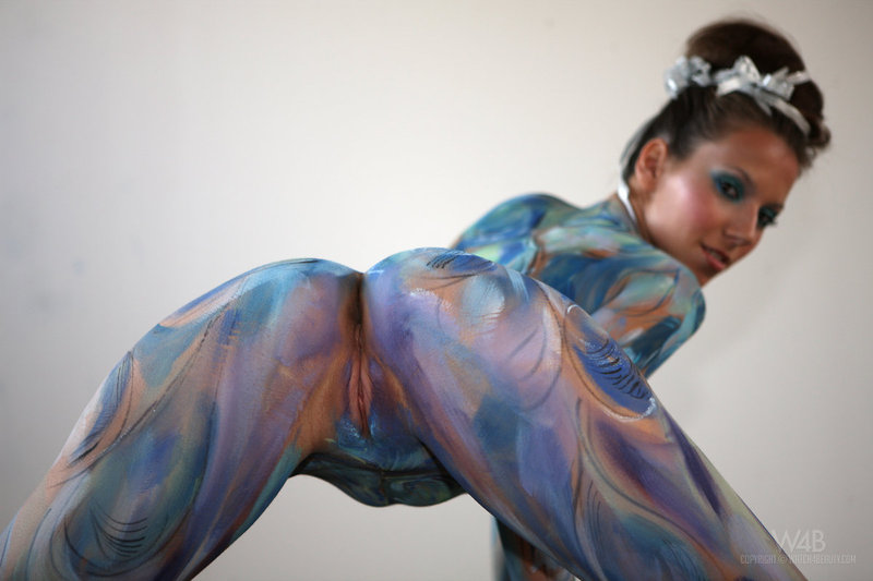 Body painted girl in abandoned room - Pic #5