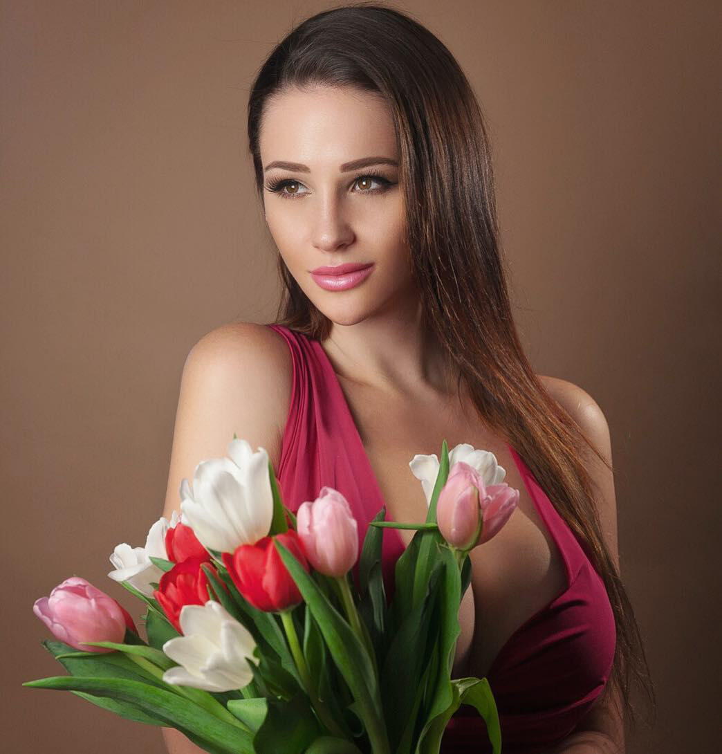 Brace Yourself For Busty Bombshell Alina Lewis - Pic #5