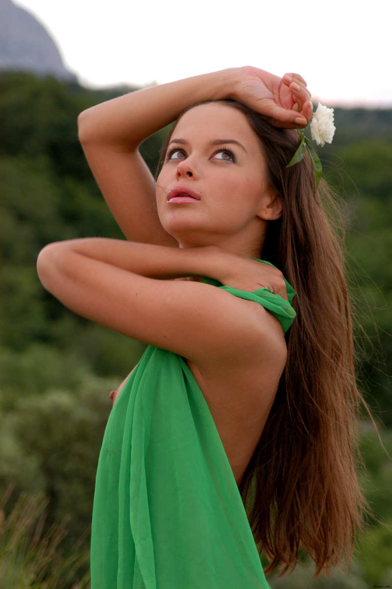 Hannusya In Green Gras By Gronin For Zemani - Pic #21